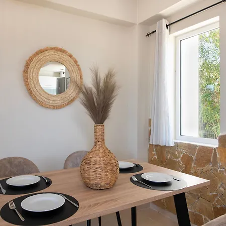 Apartman Gabriel With A Shared Pool Close To The Horafákia